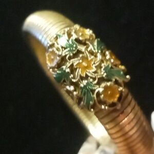Vintage unsigned expanding gold tone bracelet with enamel floral centerpiece